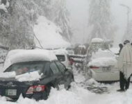 Pakistan: Przyjechali zobaczyć śnieg, a zamarzli w samochodach